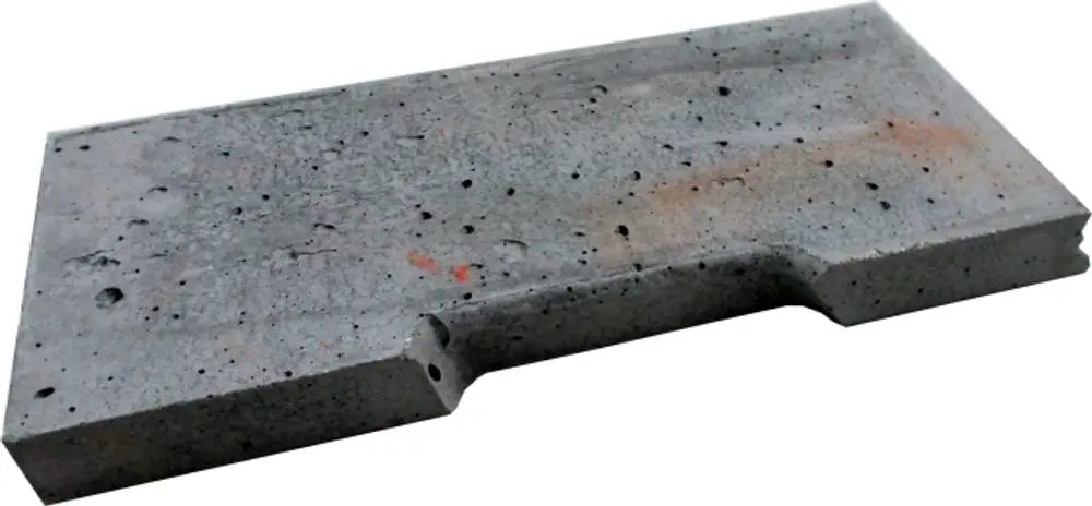 Rechteckiger, grauer Deckstein aus Beton mit mehreren kleinen Löchern, passend für den Einsatz in einer Brennkammer, erhältlich von Wolf.